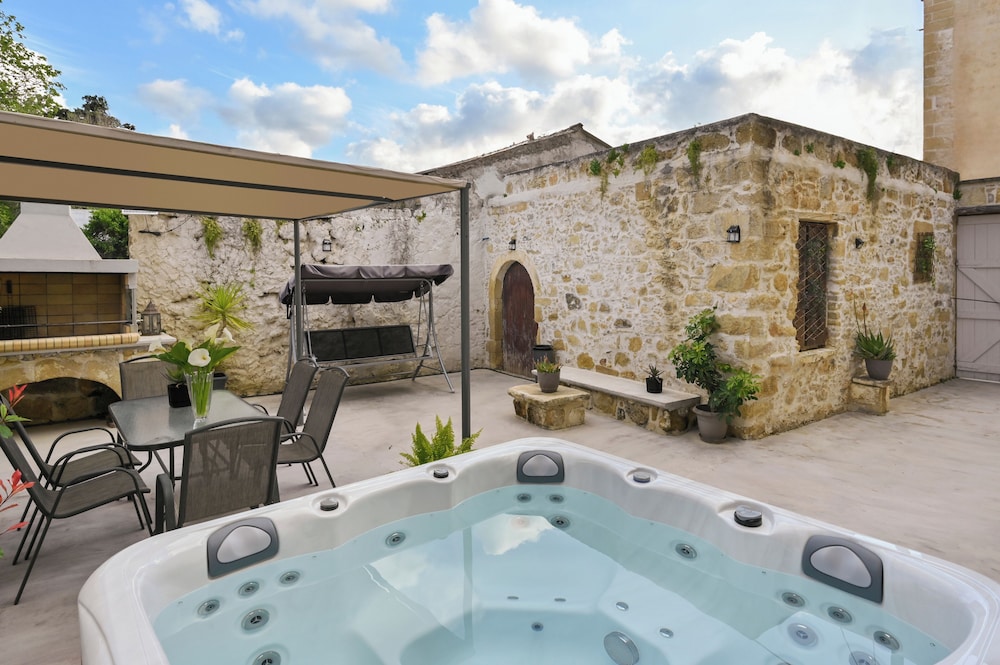 Private spa tub
