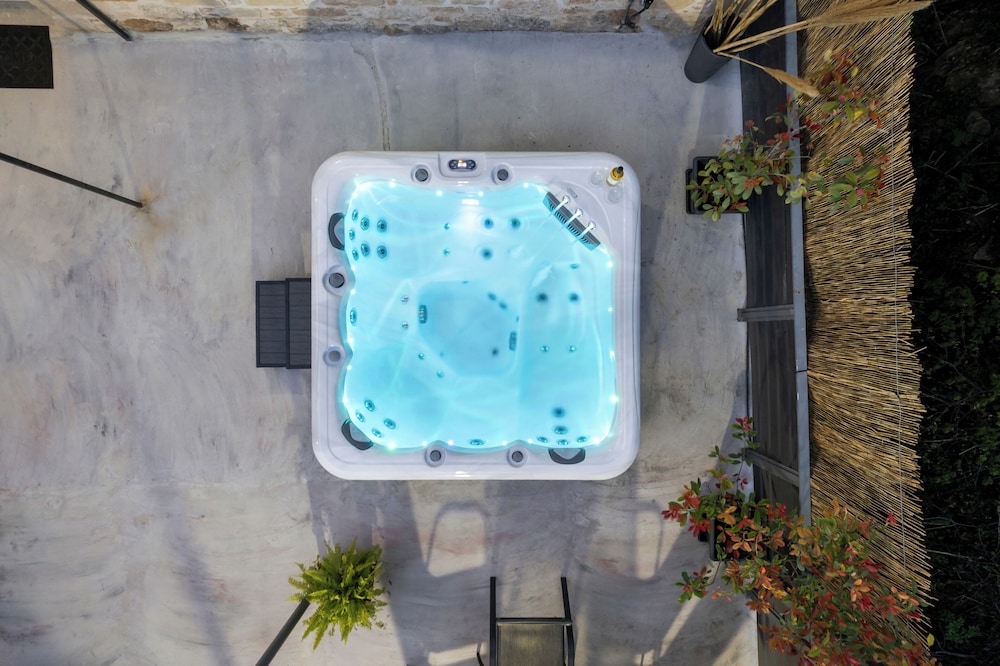 Private spa tub