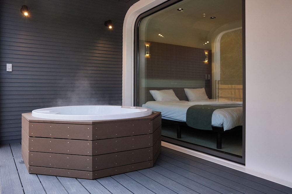 Private spa tub