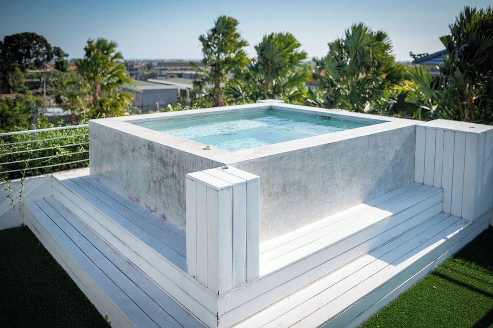 Private spa tub