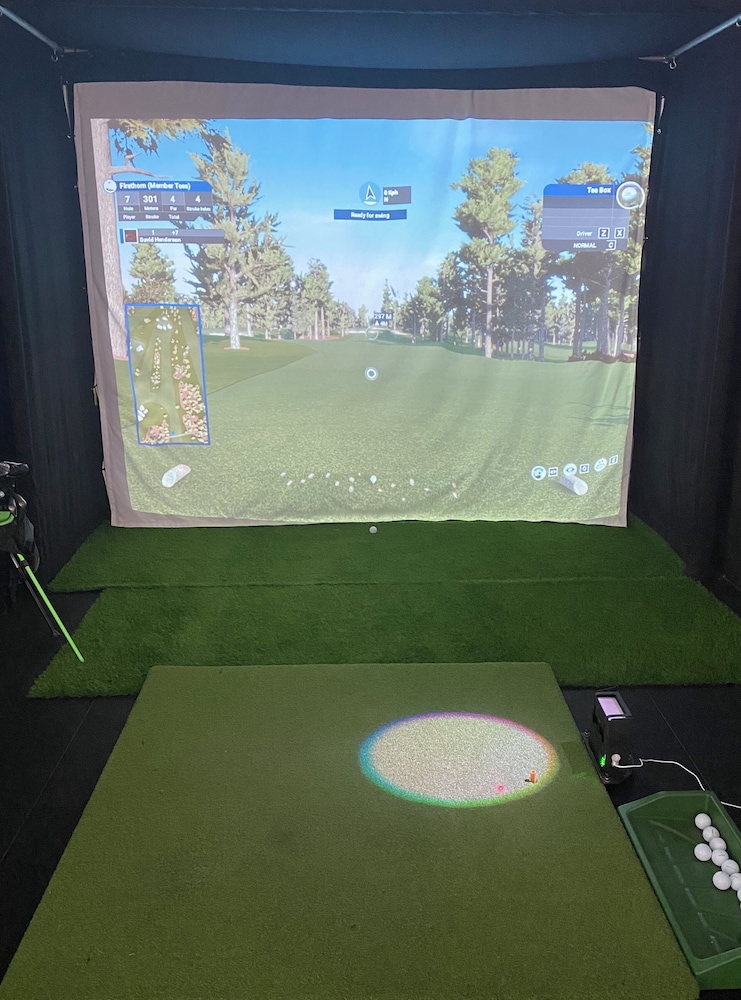 Indoor golf driving range