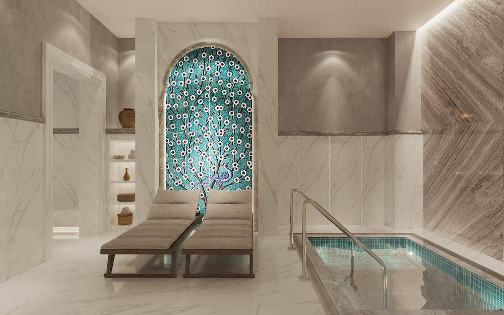 Indoor spa tub