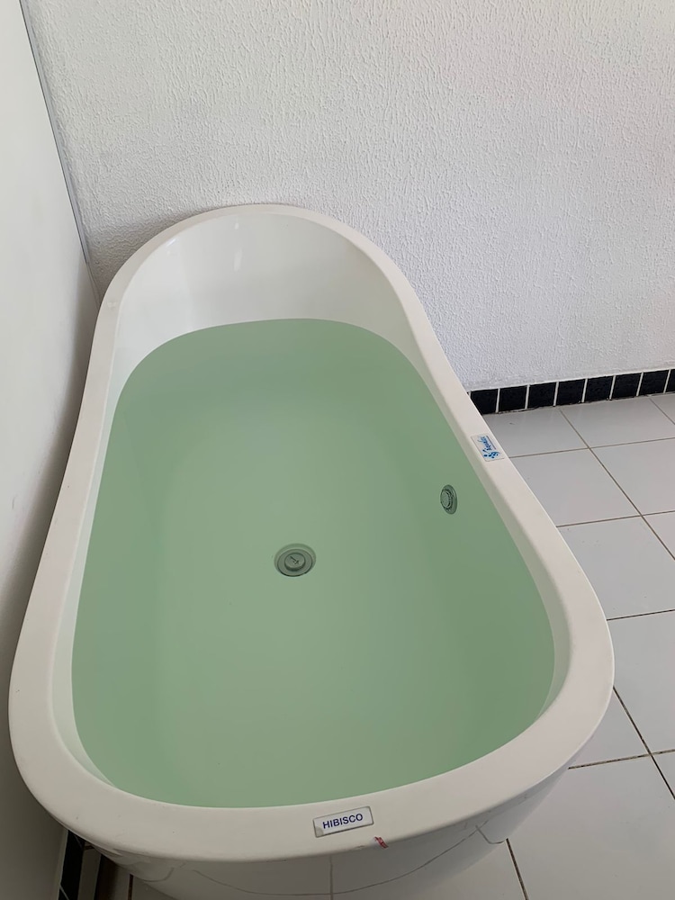 Jetted tub