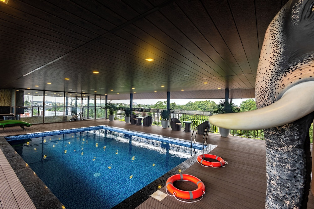 Pool waterfall