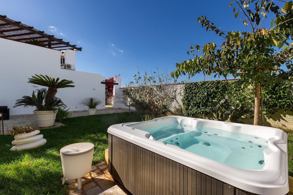 Private spa tub