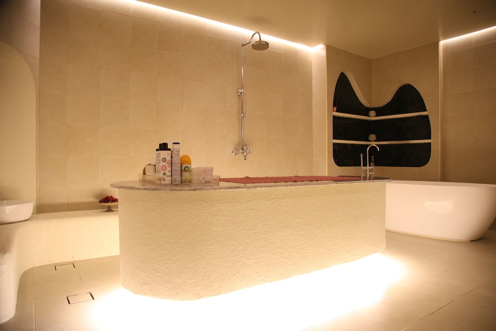 Indoor spa tub