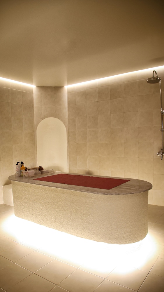 Indoor spa tub
