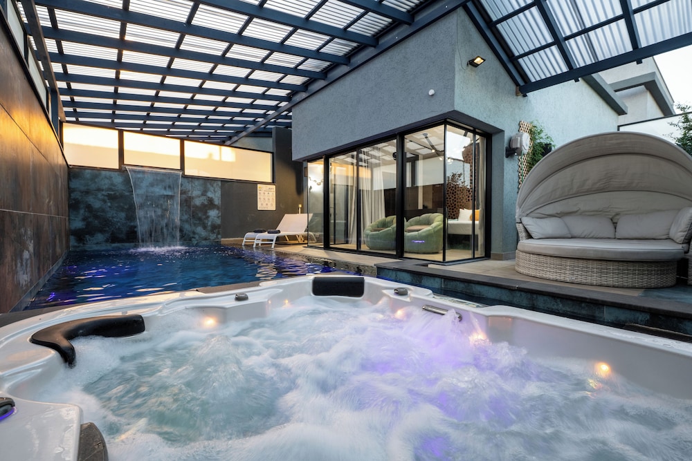 Private spa tub