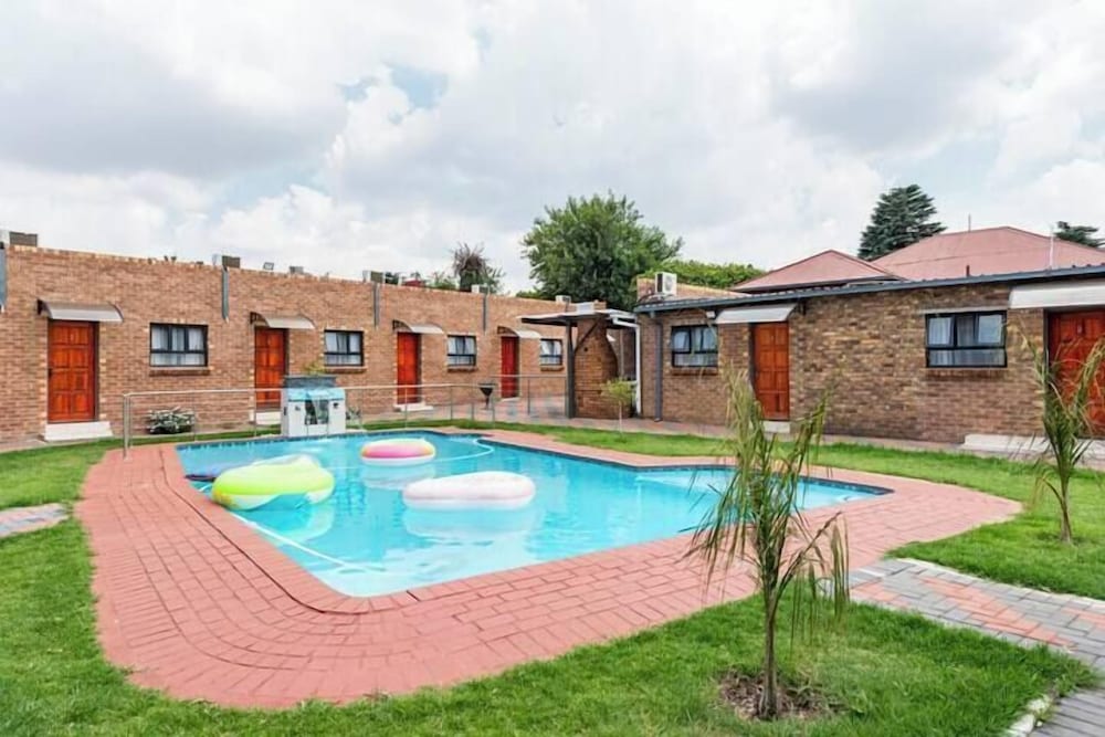Pool waterfall
