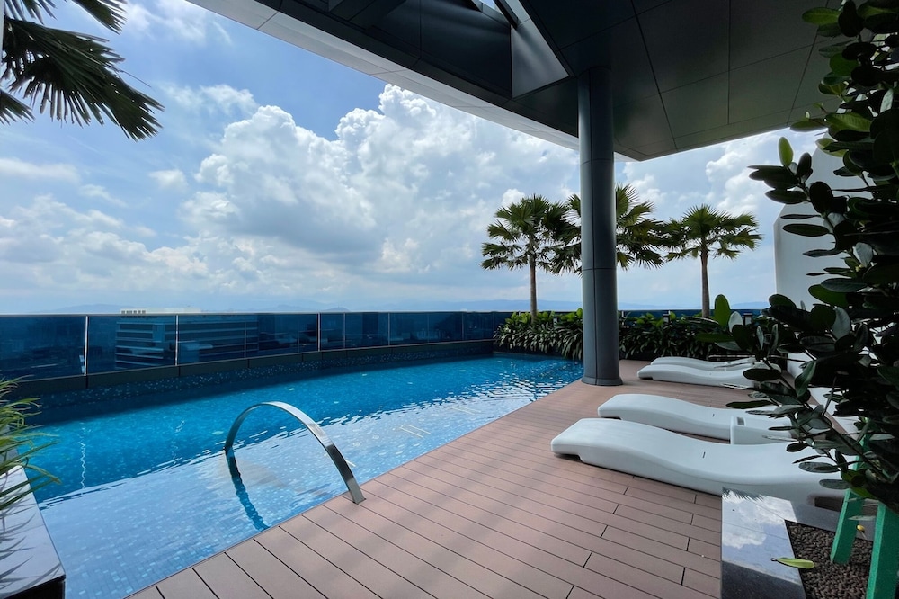 Indoor/outdoor pool