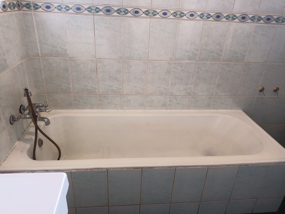 Deep soaking bathtub