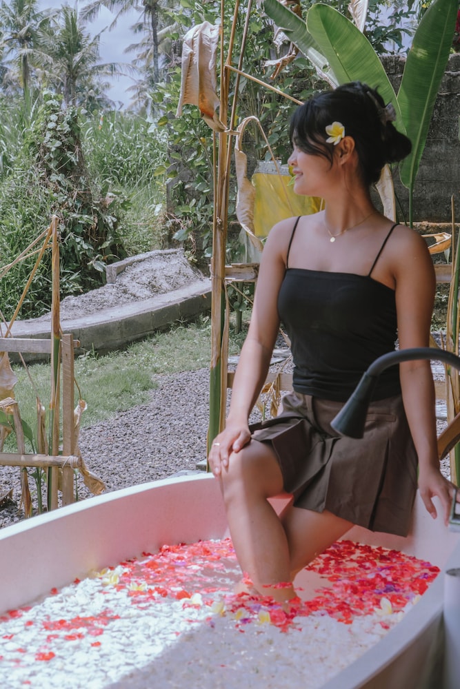 Deep soaking bathtub