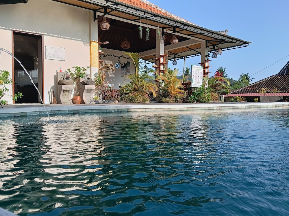 Swim-up bar