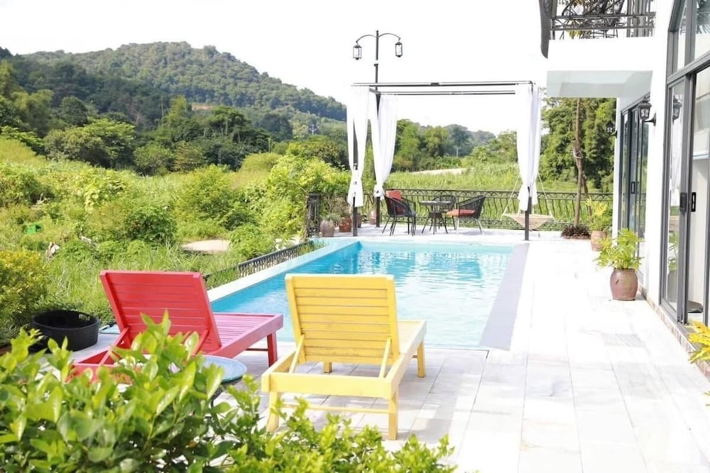 Indoor/outdoor pool