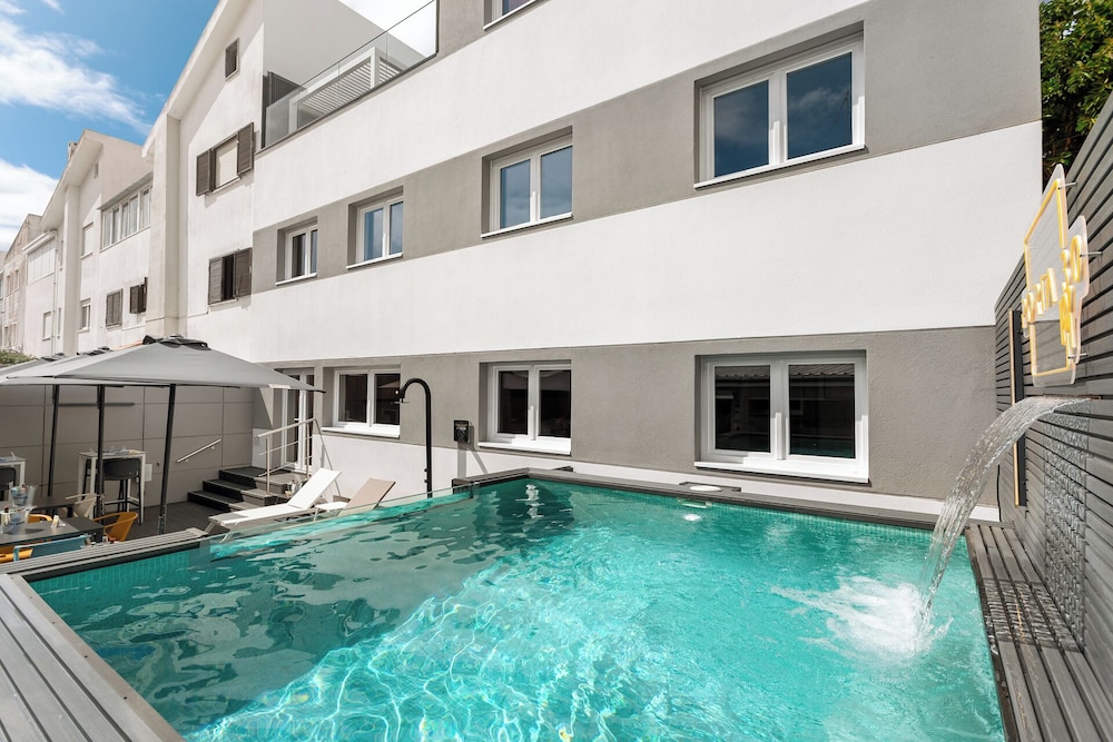 Pool waterfall