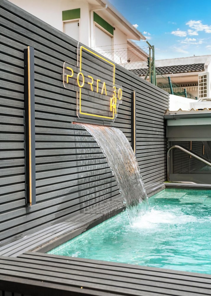 Pool waterfall