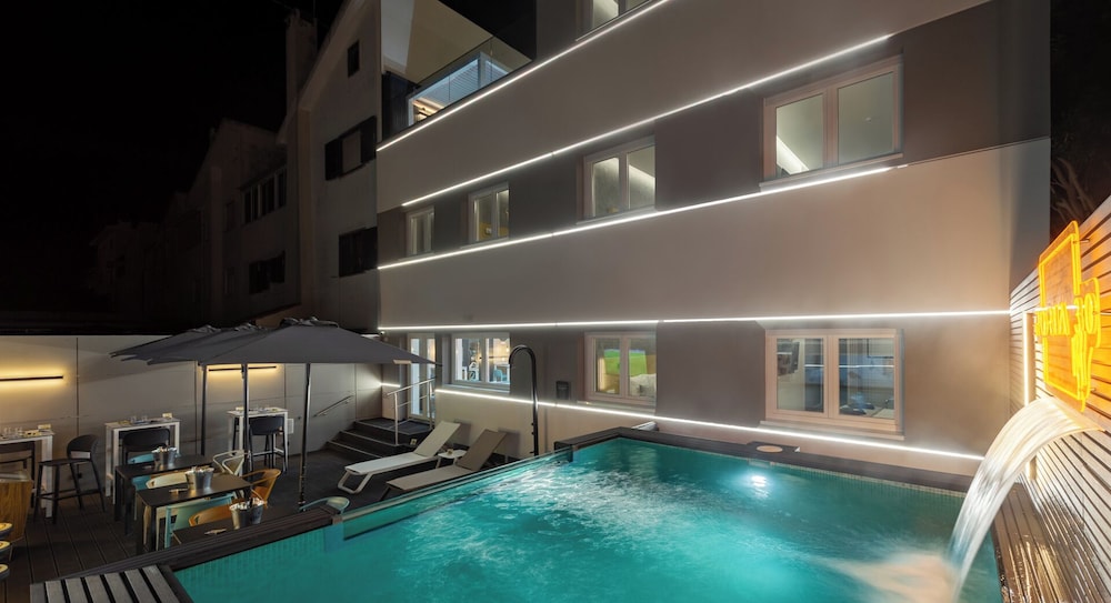 Pool waterfall