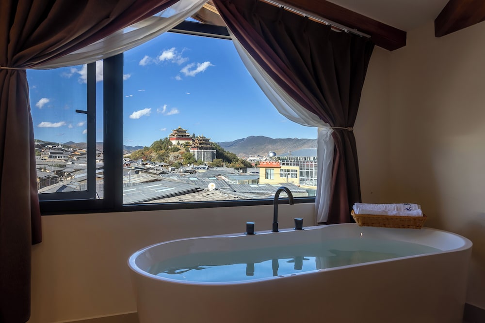 Deep soaking bathtub