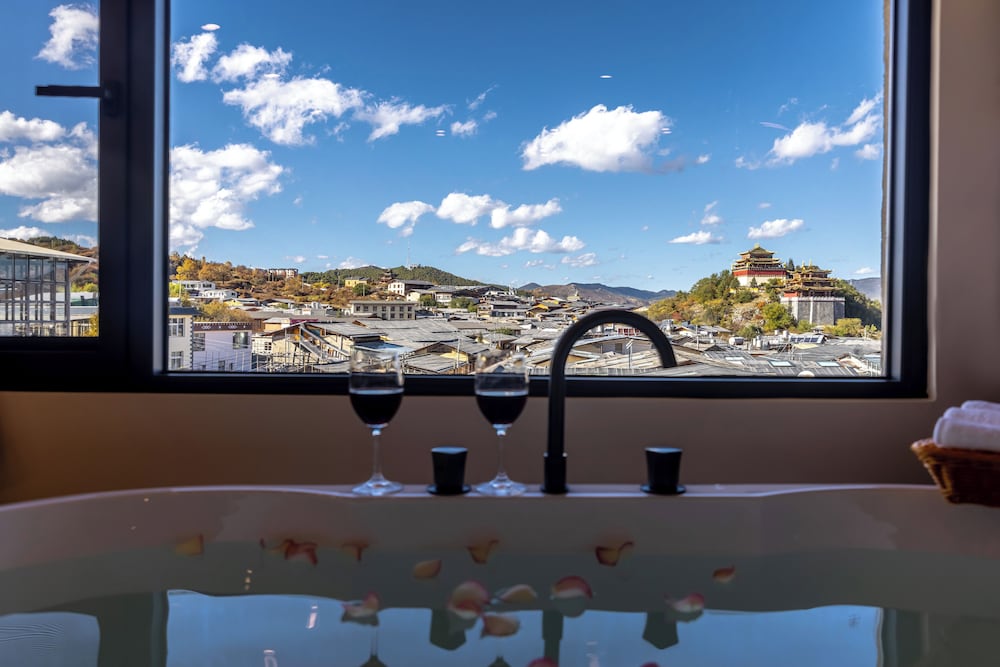 Deep soaking bathtub