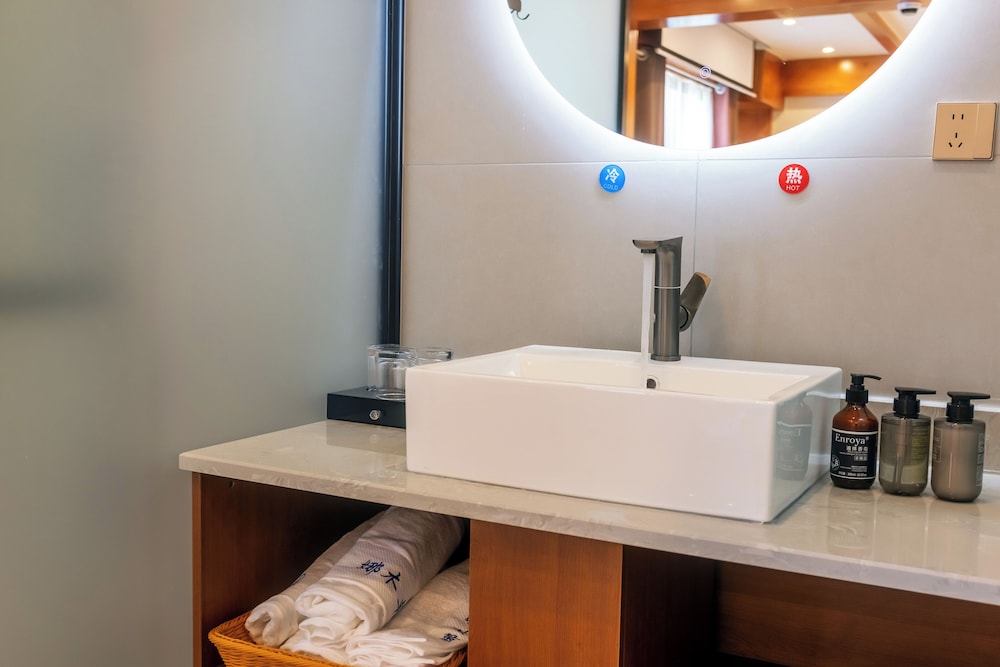 Bathroom sink