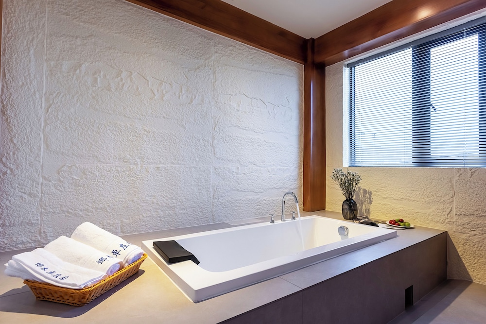 Deep soaking bathtub