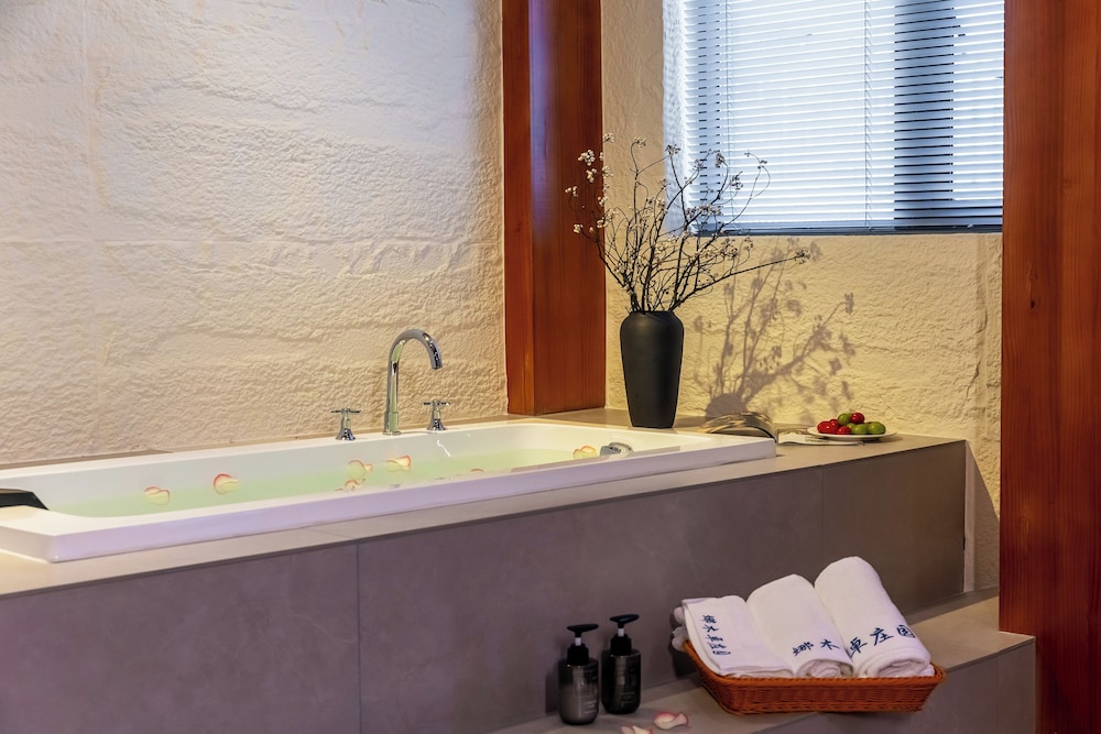 Deep soaking bathtub