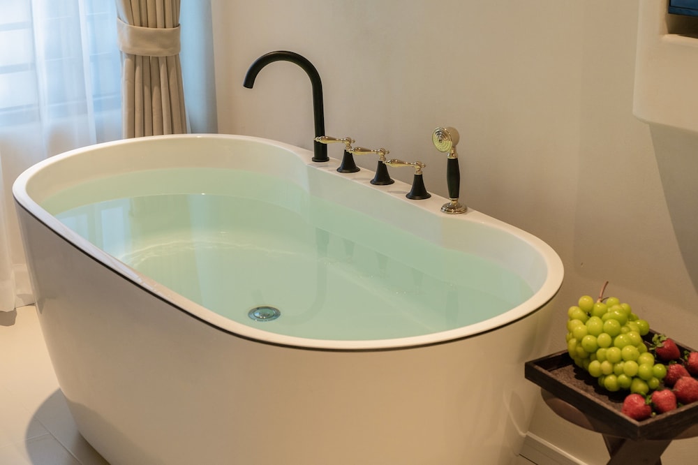 Deep soaking bathtub