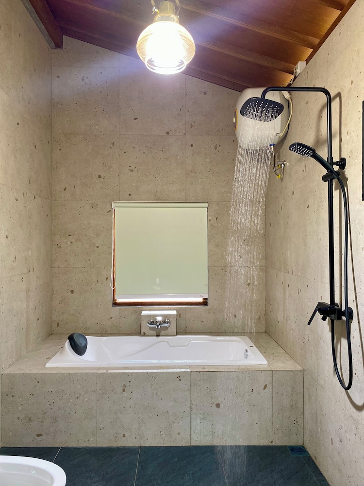 Deep soaking bathtub