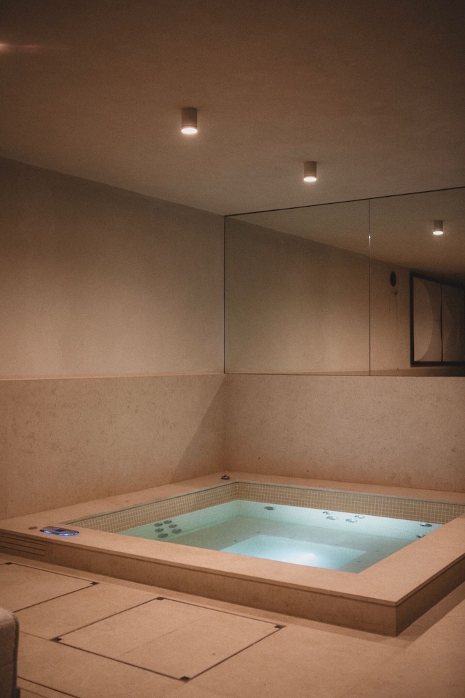 Indoor spa tub