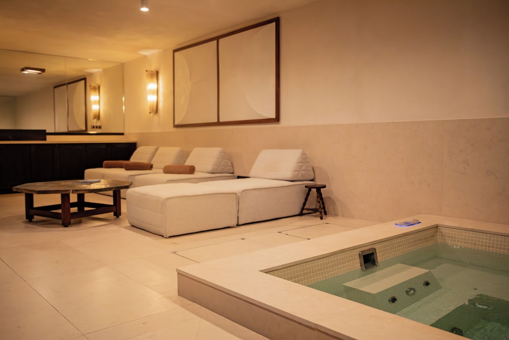 Indoor spa tub