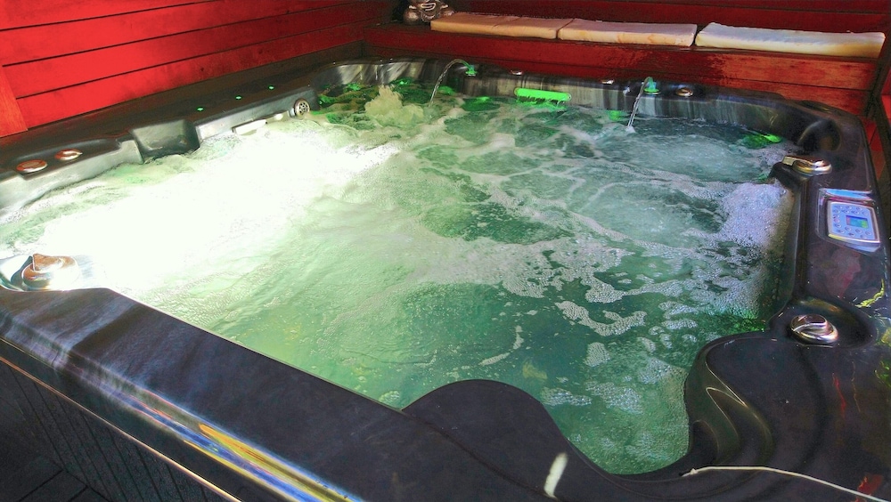 Indoor spa tub