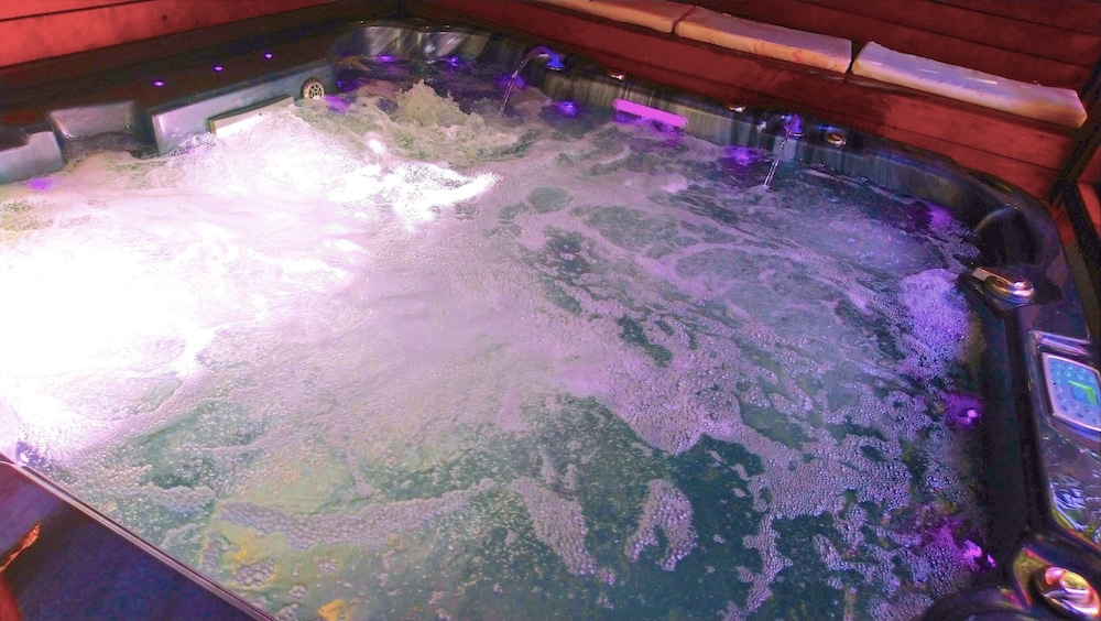 Indoor spa tub