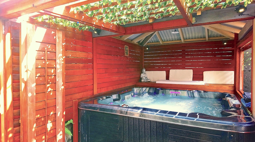 Indoor spa tub
