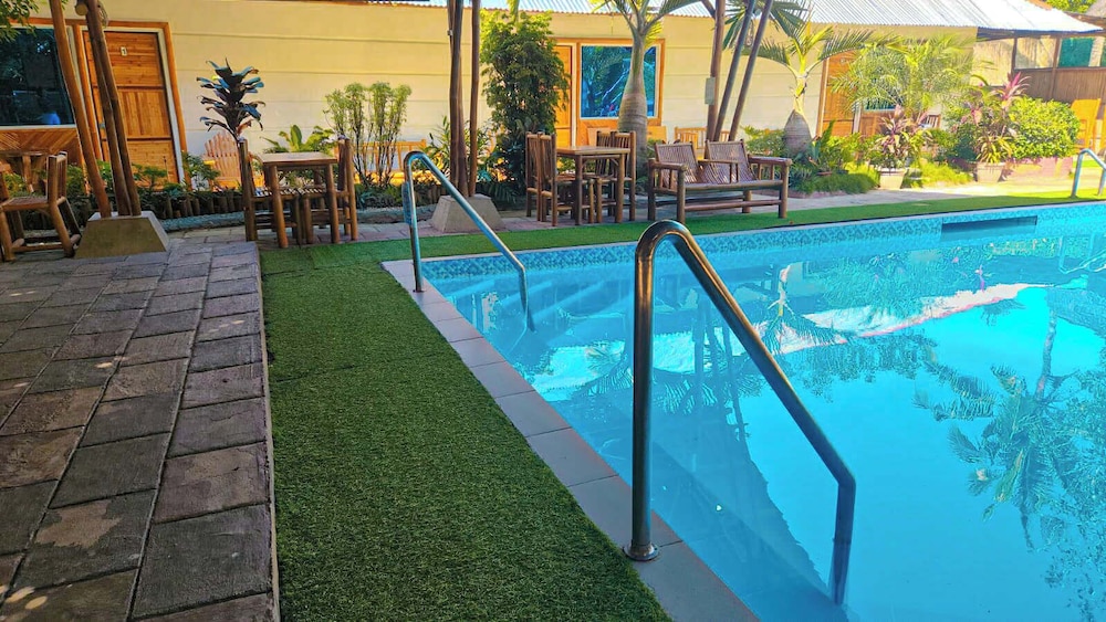Indoor/outdoor pool