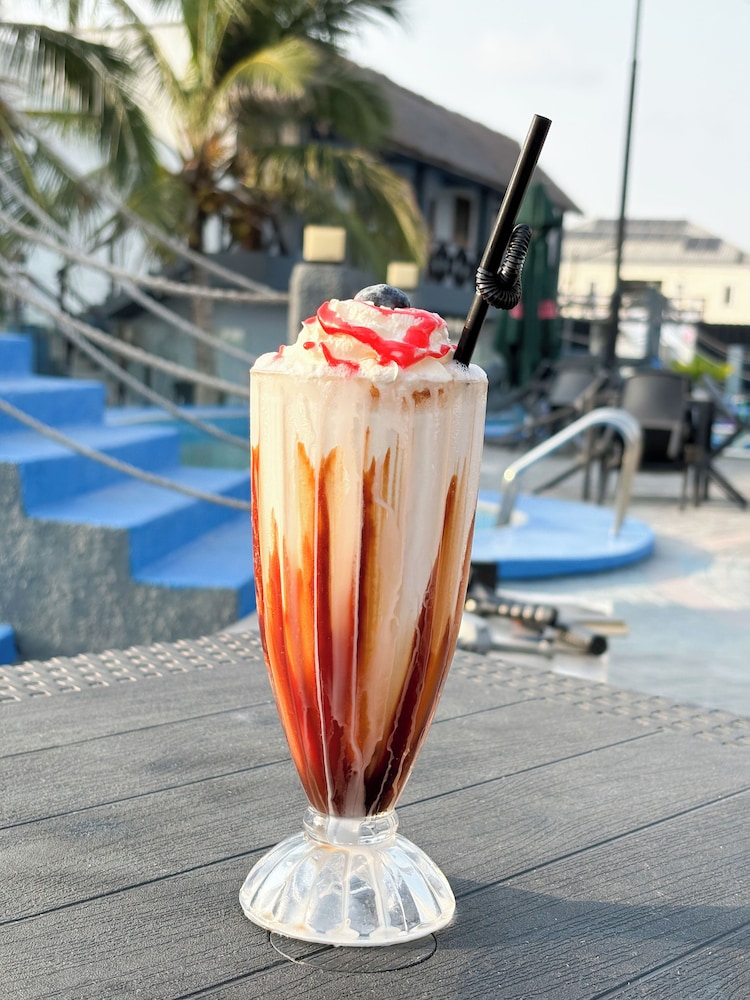 Swim-up bar