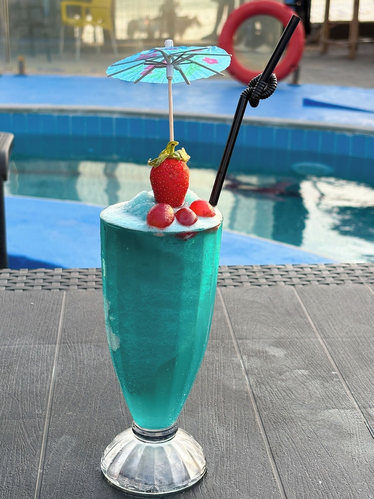 Swim-up bar