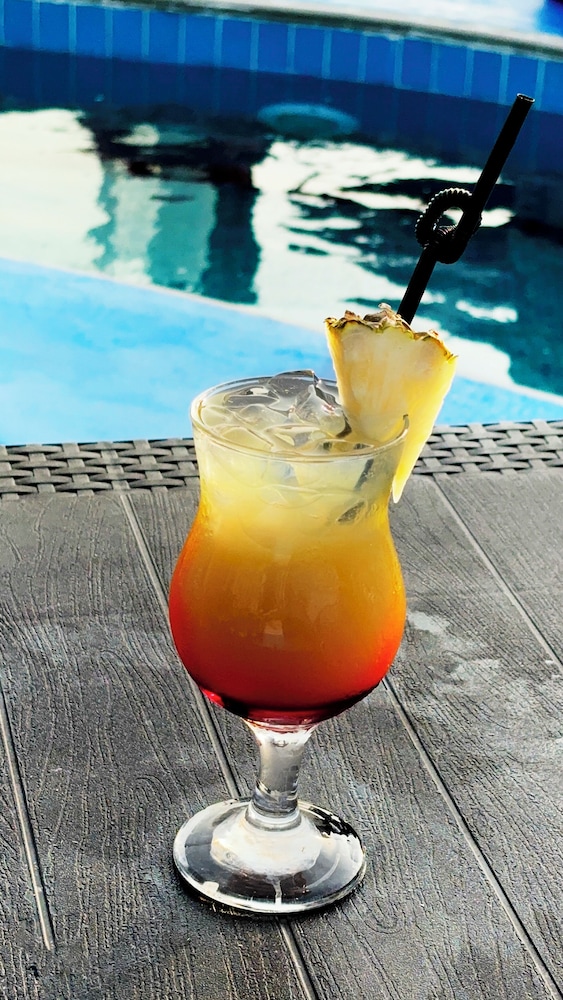 Swim-up bar