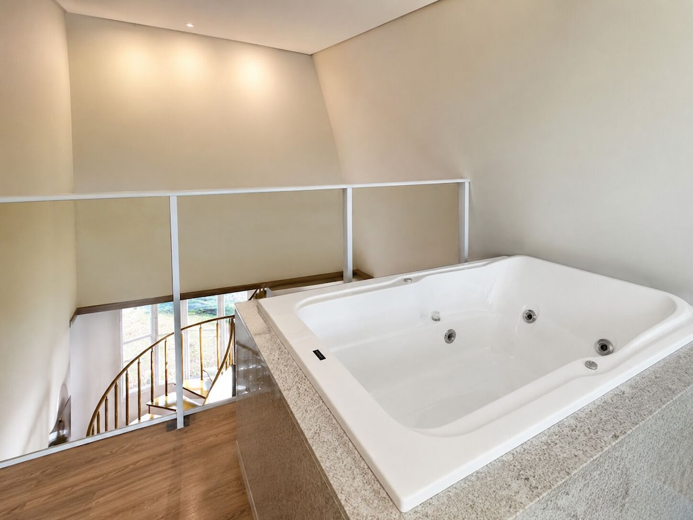 Private spa tub