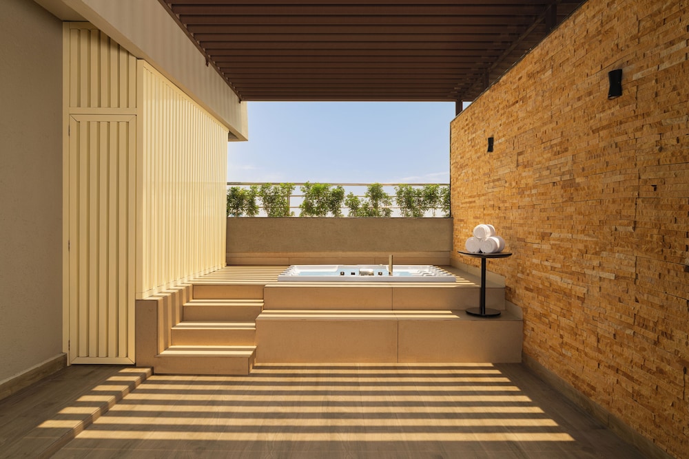 Deep soaking bathtub