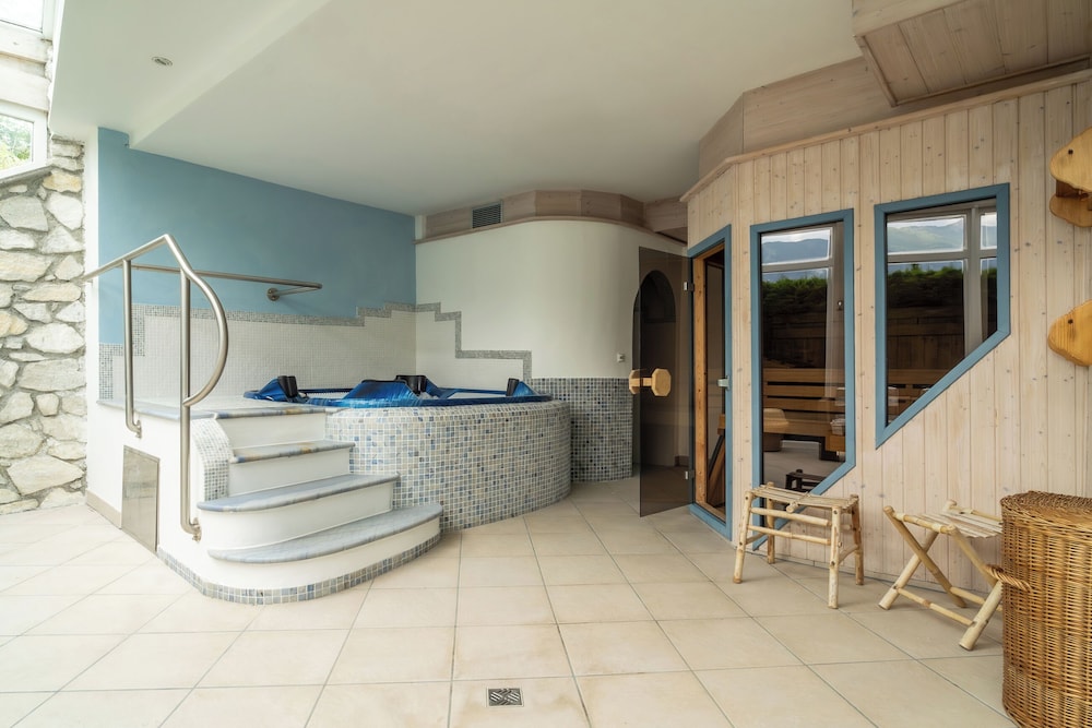 Indoor spa tub