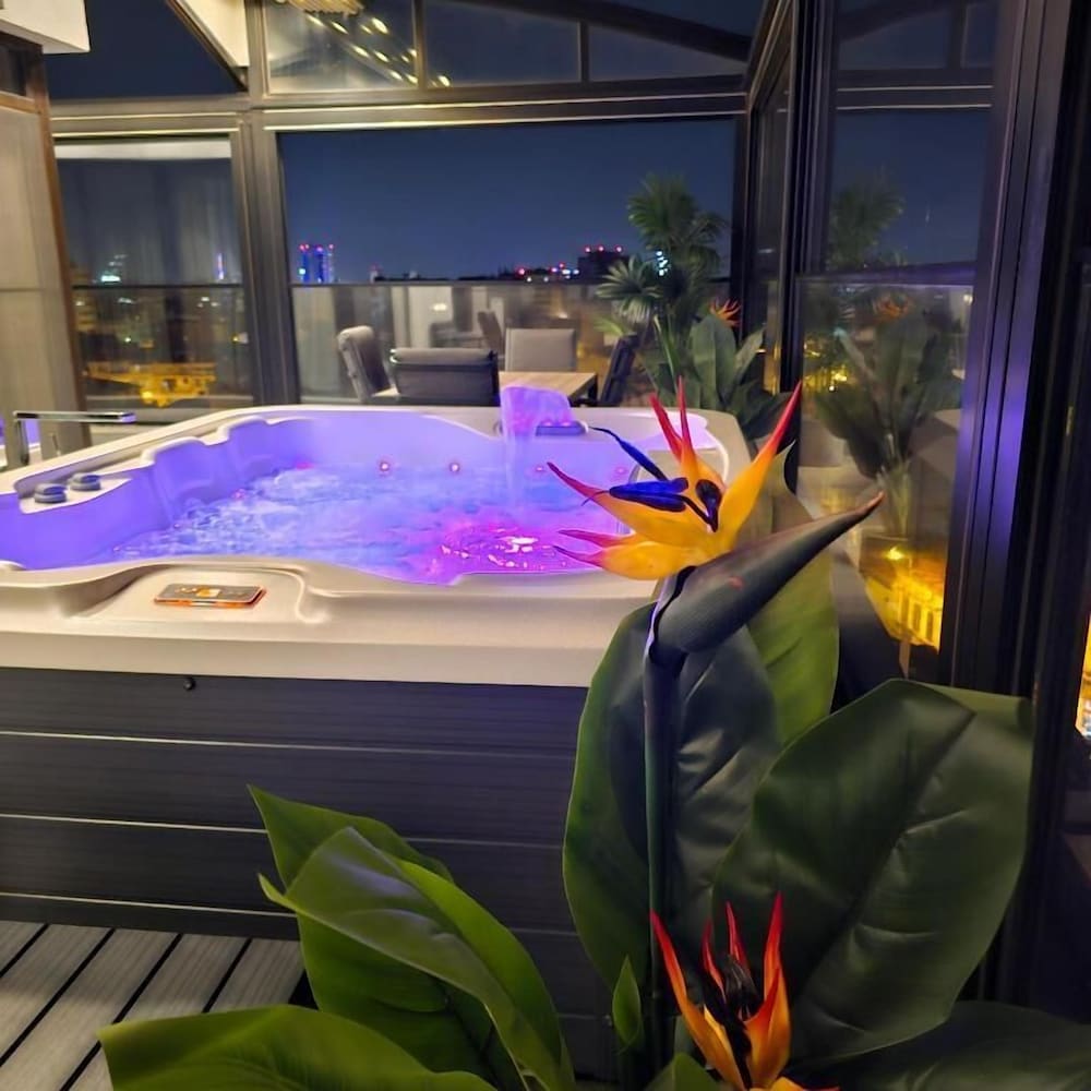 Outdoor spa tub