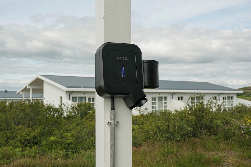 Electric vehicle charging station