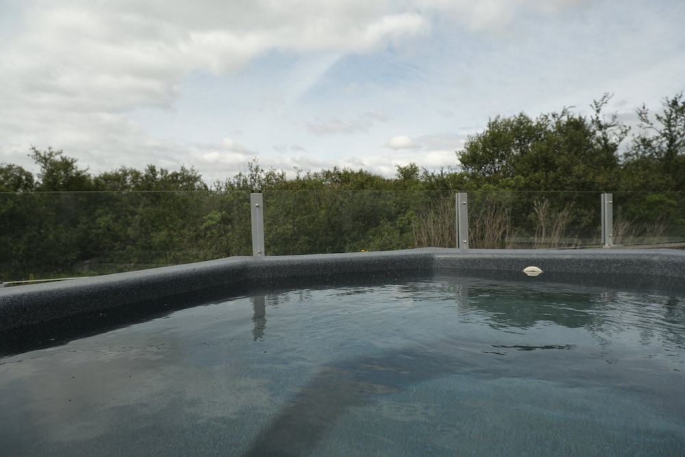 Jetted tub