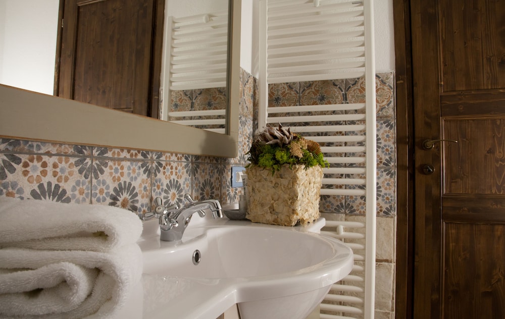 Bathroom sink