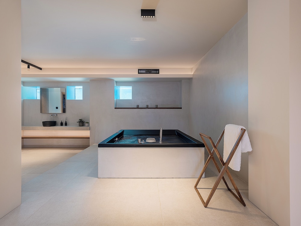 Private spa tub