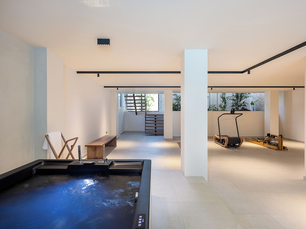 Private spa tub
