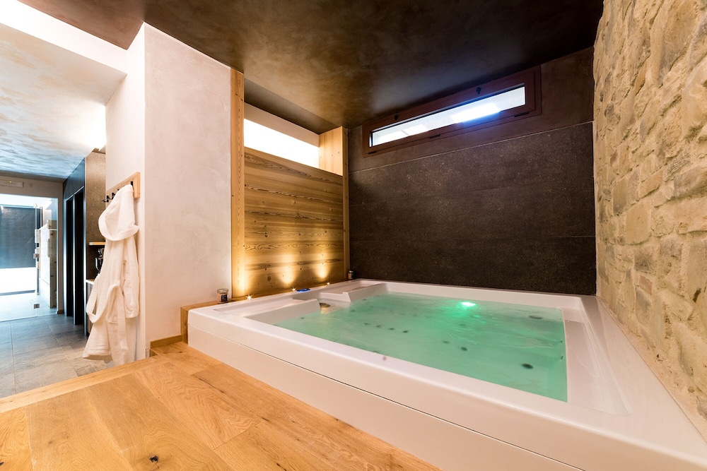 Indoor spa tub