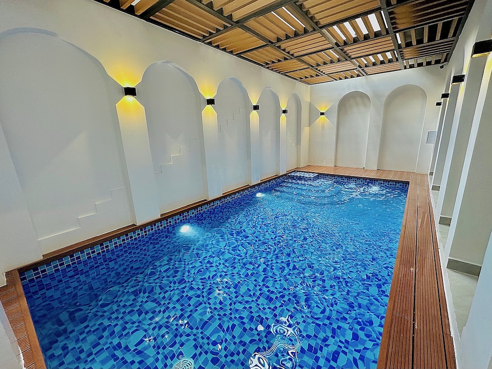 Indoor/outdoor pool