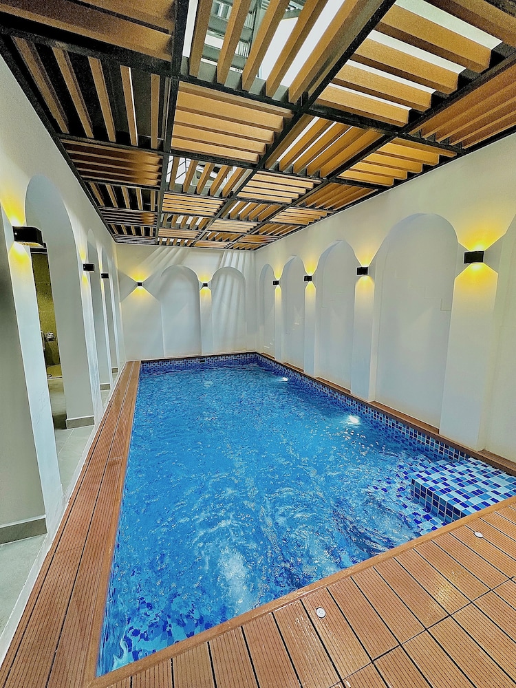 Indoor/outdoor pool
