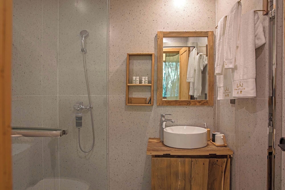 Bathroom shower